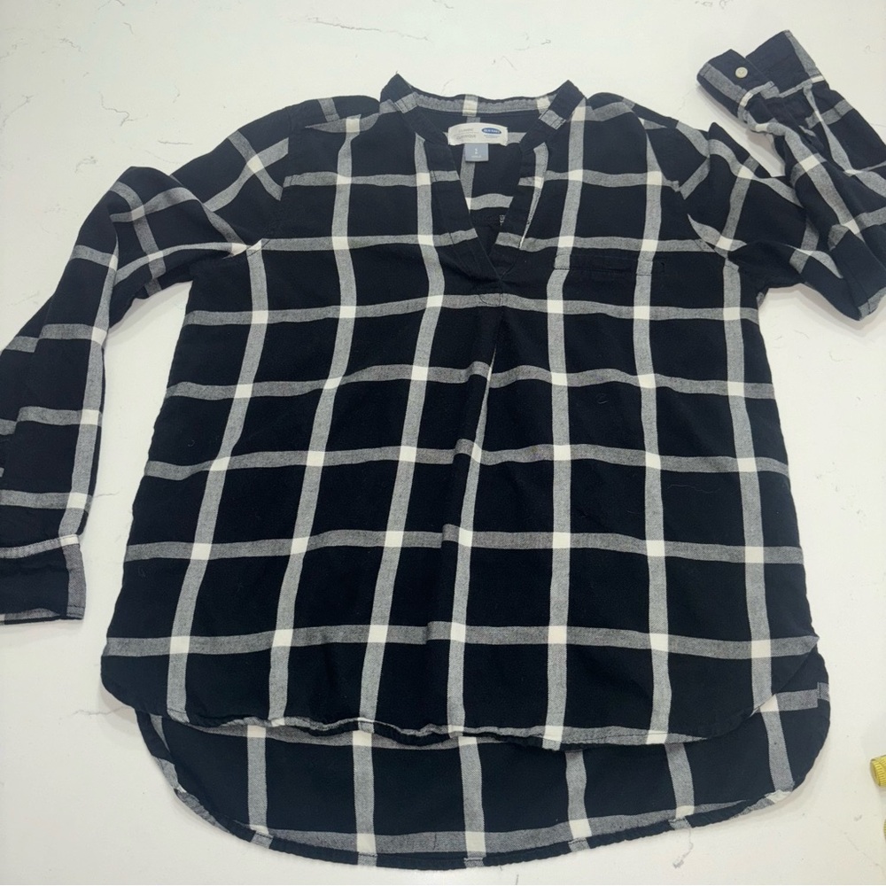 Small Black and White Plaid Flannel Loose Fitting V-Neck Shirt  Fall Ready!